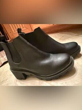 Steve Madden Women's Black Chelsea Lug Heel Boot - New without tags